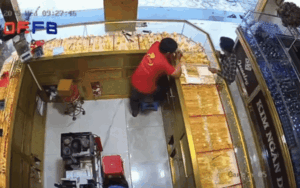 Clip: Thanh niên vờ xem vàng rồi giật phăng và bỏ chạy, xem cái kết ai cũng hả hê