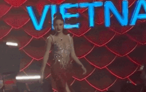 Đại diện Việt Nam thi Miss Cosmo suýt 'vồ ếch' khi trình diễn trang phục dạ hội