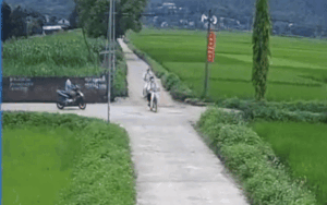 Nam sinh gặp sự cố trên đường đi học, xem camera dân tình liền chỉ ra lỗi sai