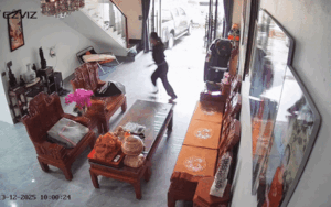 Mẹ trượt ngã không thể đứng dậy, phản ứng của con gái gây tranh cãi