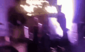 Nam ca sĩ bị điện giật gục ngã trên sân khấu khiến khán giả bàng hoàng