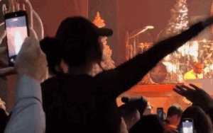 Che khuất tầm nhìn của khán giả trong đêm nhạc, nữ ca sĩ giàu nhất showbiz bị nhắc nhở thẳng