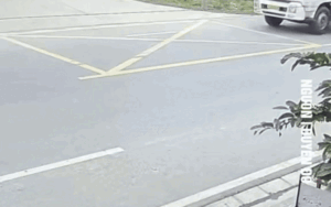 Người đàn ông suýt bị xe tải 'nuốt chửng', xem camera ai cũng lắc đầu ngán ngẩm