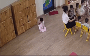 Gửi con gái đi nhà trẻ, mẹ xem camera mà không tin vào mắt mình