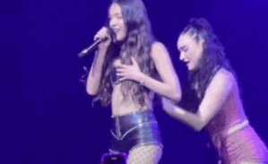 Nữ ca sĩ bị đứt áo trước hàng nghìn khán giả, phải lấy tay che chắn suốt tiết mục