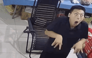 Thanh niên mắt trợn ngược khi vừa rời chiếc ghế, lý do gây bất ngờ