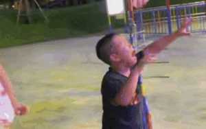 Thấy bố chơi đu quay, 2 em bé có phản ứng khiến dân mạng cười ra nước mắt