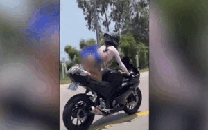 Người phụ nữ lái mô tô khoe tư thế phản cảm trên đường phố ở Khánh Hoà