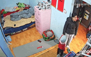 Người mẹ nép mình bên cánh cửa bất lực bật khóc, phản ứng của em bé khiến ai cũng rưng rưng