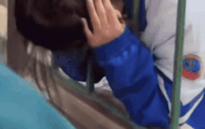 Nữ sinh khiến cả trường vây quanh theo dõi, biết lý do mà 'ngượng chín mặt'