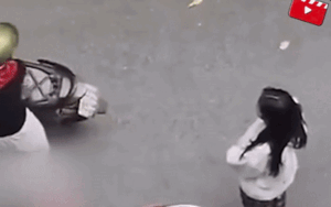 Ném gói hàng vào mặt cô gái trẻ, người phụ nữ nhận hậu quả xứng đáng ngay sau đó