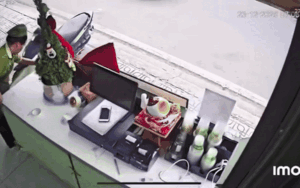 Nhân viên vừa dọn hàng ra, diễn biến tiếp đó khiến ai cũng giật mình