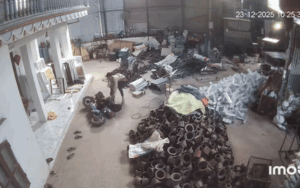 Xe đạp điện bất ngờ lao đi khi con gái đang cầm lái, phản ứng xuất sắc của ông bố gây chú ý