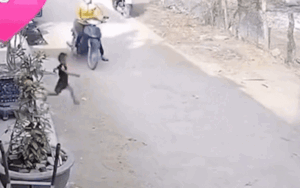 Bé trai bất thình lình lao ra trước đầu xe, người phụ nữ xử lý gây sốt mạng xã hội