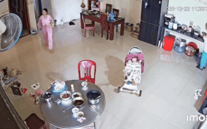 Bà và mẹ suýt 'khóc hết nước mắt' vì cháu gái, xem lại camera mà phì cười