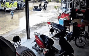 Bé trai bất thình lình lao ra trước đầu xe máy, diễn biến tiếp đó ai cũng bất ngờ