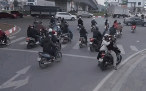 Cô gái nhận nhầm bạn trai giữa đường, xem camera mà 'dở khóc dở cười'