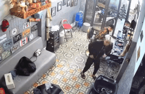 Thanh niên đang ngồi đợi cắt tóc, diễn biến tiếp đó khiến ai cũng bất ngờ