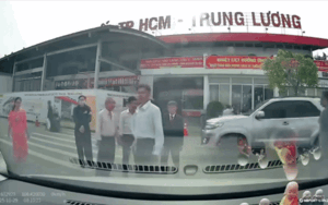 Thấy đoàn người đứng trước cổng bến xe chắn lối vào, tài xế có hành động ai cũng vỗ tay