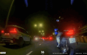 Clip: Liều lĩnh khi lái xe trên đường, thanh niên nhận cái kết thích đáng