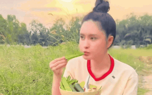 Đoàn Di Băng ăn ngon lành loại rau hái ở bờ rào