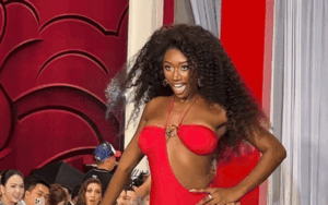 Hoa hậu mặc áo tắm, liên tục lắc lư khi diễn trước trăm khán giả gây chú ý