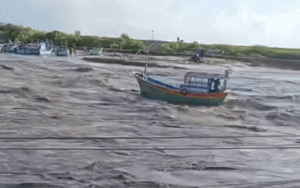 Clip: Kinh hoàng dòng nước xiết cuốn trôi nhiều tàu thuyền ở Lâm Đồng