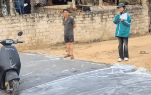 Nhìn nữ sinh và chiếc xe máy điện, dân tình 'chán không muốn nói'