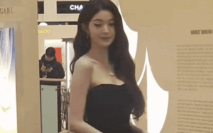 Nữ ca sĩ 2k4 xinh đẹp 'hốt bạc' chỉ nhờ một cú xoay mình