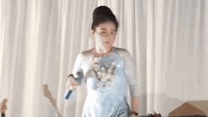 Nữ nghệ sĩ cải lương gạo cội biểu diễn kỳ lạ, khán giả phản đối