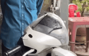 Thanh niên gõ cây sắt liên tục vào đầu xe máy, diễn biến tiếp đó khiến ai cũng 'xanh mặt'