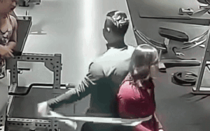 Người đàn ông có hành động 'khó coi' với người phụ nữ ở phòng tập gym