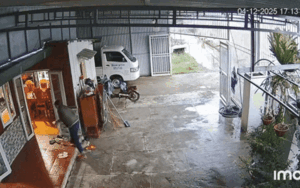 Hàng xóm gặp sự cố khi sang nhà, cô gái cứ mãi áy náy khi xem lại camera