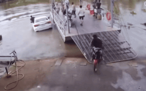 Clip: Ô tô bất ngờ lao xuống sông, phản ứng của tài xế gây bàn tán rôm rả