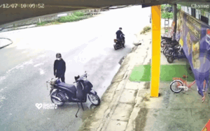 Thanh niên vừa tiếp cận chiếc xe máy liền la hét toán loạn, xem camera ai cũng hả dạ