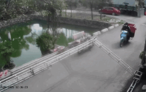 Clip: Nam shipper gặp nạn trên đường, dân tình liền tranh cãi rôm rả lỗi thuộc về ai