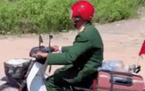 Clip: Cụ ông 80 tuổi tự lái xe máy đi từ Nghệ An vào TP.HCM để xem diễu binh