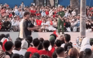 Du khách nước ngoài hoà chung niềm vui với người dân trong buổi diễu binh