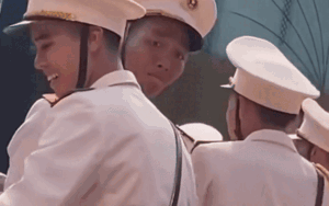 Video nam chiến sĩ nén nước mắt khi nhìn thấy mẹ trong buổi diễu binh gây bão mạng