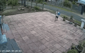 Lần đầu nhận giấy khen, bé trai khiến mẹ cười ngất khi xem lại camera