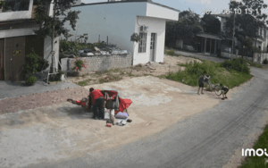 Thấy xe hàng của nam shipper bị ngã, 2 bé trai có hành động đáng ngợi khen