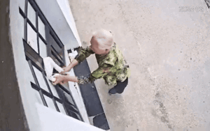 Thấy 2 cái áo buộc trước cửa, chủ nhà kiểm tra camera liền thấy cảnh bất ngờ