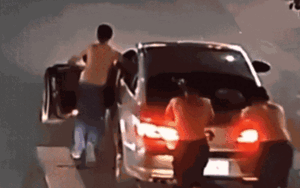 Ba người đàn ông đẩy ô tô về sau khi uống rượu để tránh vi phạm giao thông