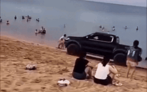 Clip: Xe bán tải chạy ngông nghênh trên bãi biển gây ngán ngẩm