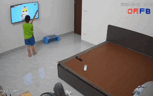 Bé trai mới nghỉ hè ít hôm, bố mẹ xem camera mà tức anh ách