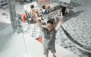 Video: Con gái gọi về qua camera, cha nghe tiếng liền có hành động khiến ai cũng vui lây