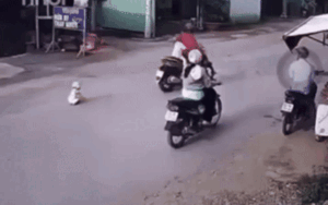 Video: Mẹ nhẫn tâm bỏ con mới 18 tháng giữa đường, người chồng nói lý do gây bất ngờ