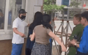 Video: Nữ sinh đến điểm thi muộn, phụ huynh khóc nức nở xin cho con vào bên trong