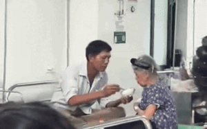 30 giây lén quay người đàn ông chăm mẹ ở bệnh viện gây xúc động