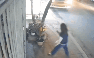 Clip: Thái độ đáng trách của tài xế container khi suýt tông trúng cô gái